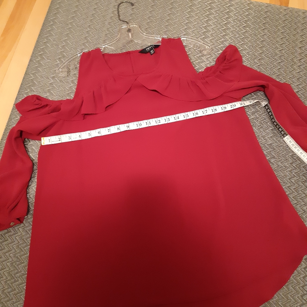 IMNYC Isaac Mizrahi cold shoulder top - Picture 4 of 7